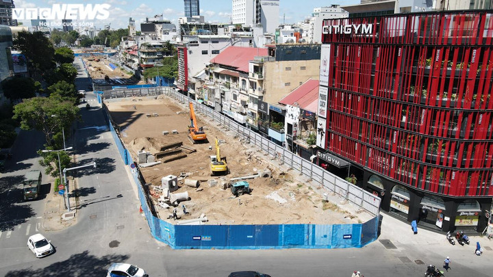 TP.HCM: Hàng rào tôn trên đường Lê Lợi sắp được tháo bỏ - 4