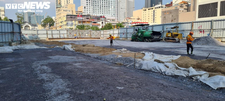 TP.HCM: Hàng rào tôn trên đường Lê Lợi sắp được tháo bỏ - 7