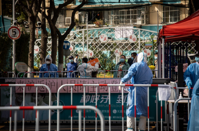 Ảnh: Thượng Hải trong ngày đầu tiên phân đôi thành phố ngăn Omicron lây lan - 6