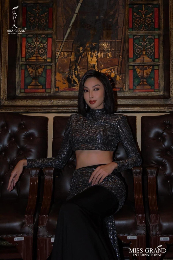 Vẻ đẹp nóng bỏng và bí ẩn của Hoa hậu Thùy Tiên trong bộ ảnh mới - 1