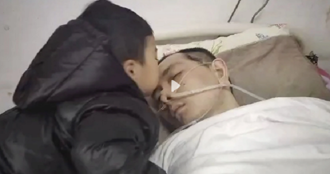 Cộng đồng mạng xúc động trước hình ảnh bé trai 3 tuổi chăm sóc bố sống thực vật - 2