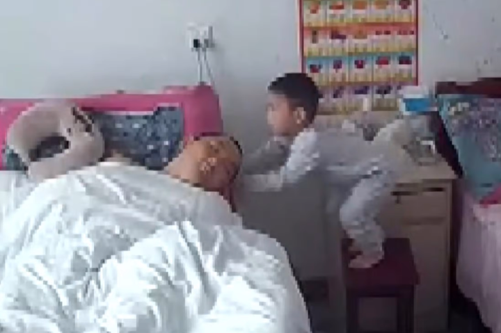 Cộng đồng mạng xúc động trước hình ảnh bé trai 3 tuổi chăm sóc bố sống thực vật - 1