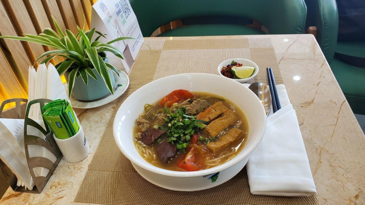 Đồ ăn nóng phong vị 3 miền: 'Đặc sản' của Phòng chờ Thương gia Bamboo Airways - 4