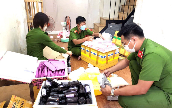 Công an đột kích cơ sở điều chế kem làm trắng da, cao tan mỡ bụng trái phép - 1