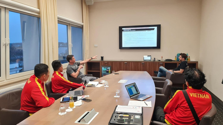 U17 Việt Nam tập bài sở trưởng của CLB Eintracht Frankfurt - 2