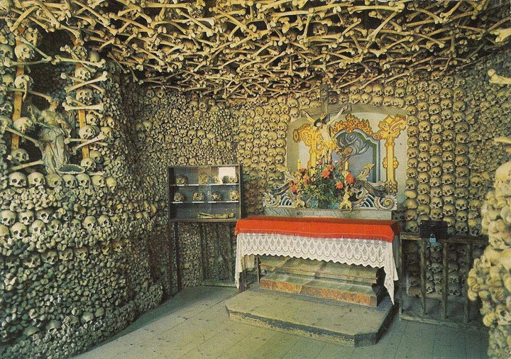 Kinh ngạc nhà nguyện ở Ba Lan được trang trí toàn bộ bằng hài cốt người - 4