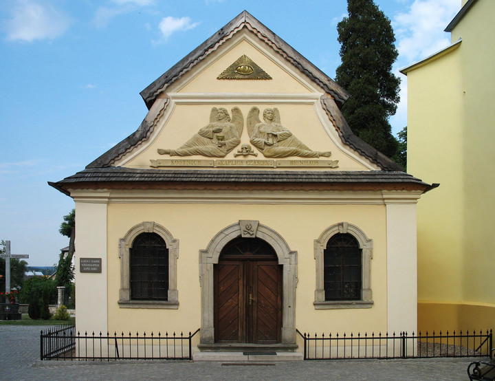 Kinh ngạc nhà nguyện ở Ba Lan được trang trí toàn bộ bằng hài cốt người - 1