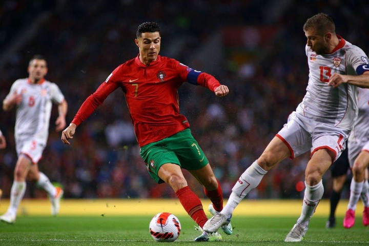 Ronaldo giành vé đến World Cup 2022, Salah ngậm ngùi chia tay - 2
