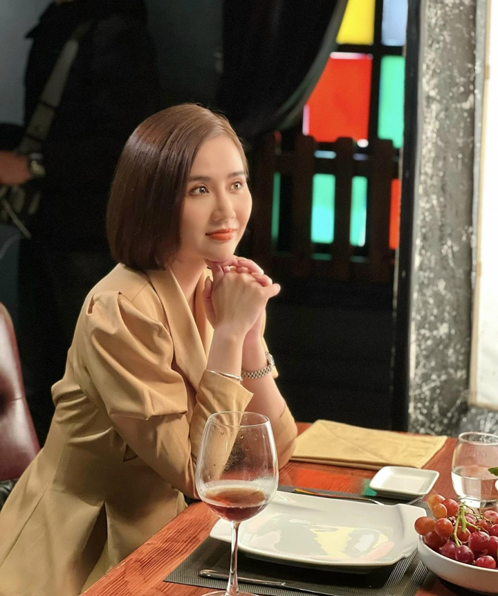 Tạo hình sang chảnh của Huyền Lizzie trong 'Thương ngày nắng về' phần 2 - 12