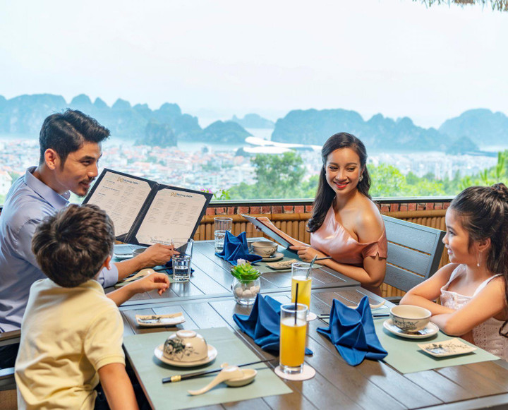 Du lịch nội địa lại 'cháy' phòng, khách rộn rã săn tour chào hè - 1