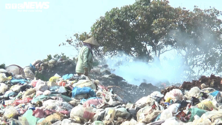 Dân ngộp thở 'hít' khói mù mịt từ bãi thu gom rác rộng 5 ha ở Đắk Nông - 2