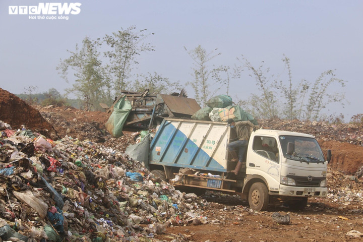 Dân ngộp thở 'hít' khói mù mịt từ bãi thu gom rác rộng 5 ha ở Đắk Nông - 3
