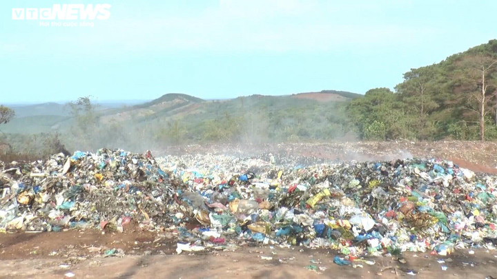 Dân ngộp thở 'hít' khói mù mịt từ bãi thu gom rác rộng 5 ha ở Đắk Nông - 1
