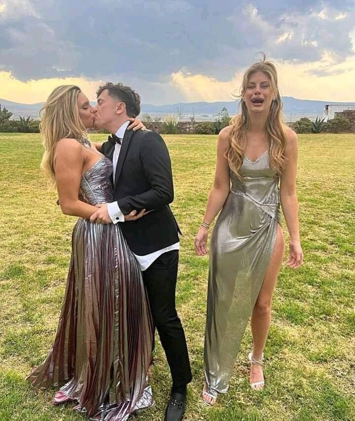 Cười xỉu với biểu cảm của hội FA dành cả thanh xuân tiễn bạn thân lên xe hoa - 2