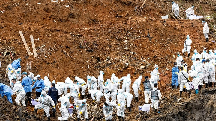 Trung Quốc cam kết công bố báo cáo điều tra vụ máy bay rơi trong 30 ngày - 1