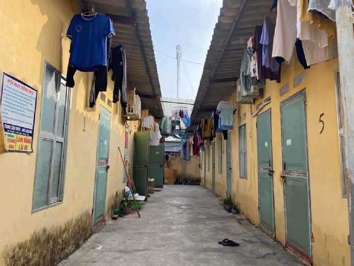 Lao động nghèo 'thắt lưng buộc bụng', mong ngóng tiền hỗ trợ thuê nhà trọ - 1