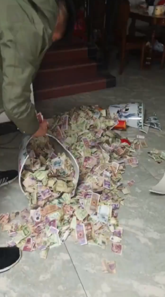 Bé gái làm vỡ bình trang trí ở phòng khách, vô tình mở ra bí mật suốt 13 năm - 2