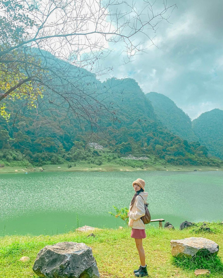 Hồ nước đẹp như tranh, quanh năm xanh màu ngọc bích nằm giữa núi rừng Cao Bằng - 10