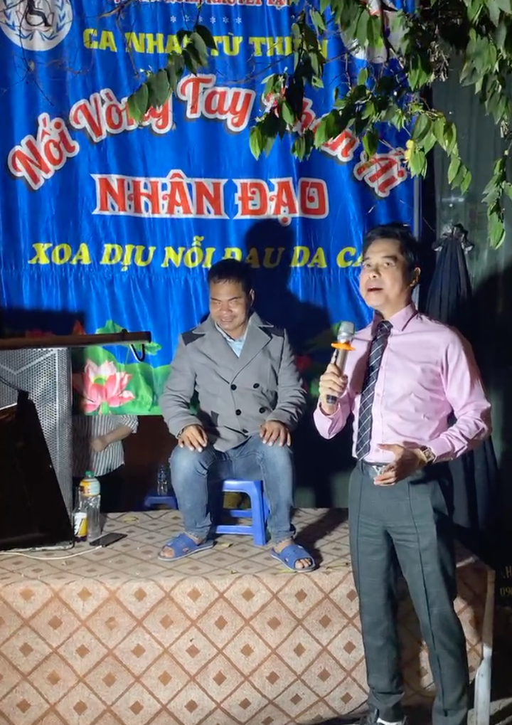 Xúc động cảnh Ngọc Sơn dừng xe hát cùng người khiếm thị trên đường đi diễn - 3