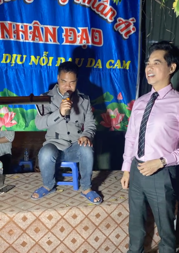 Xúc động cảnh Ngọc Sơn dừng xe hát cùng người khiếm thị trên đường đi diễn - 2