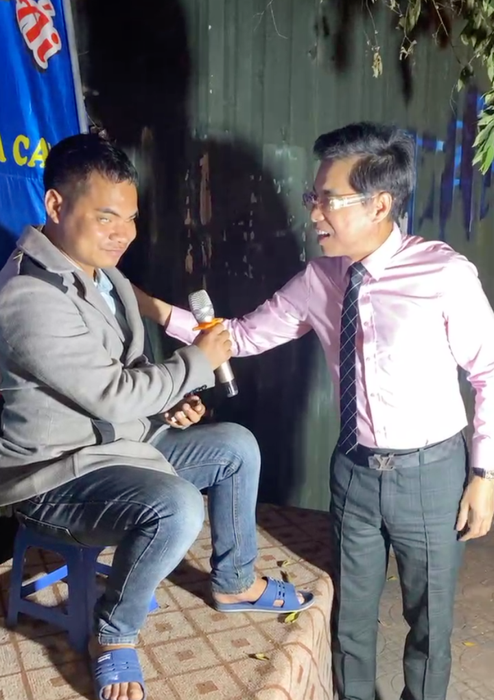 Xúc động cảnh Ngọc Sơn dừng xe hát cùng người khiếm thị trên đường đi diễn - 1