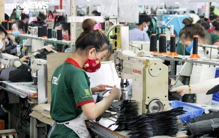 Công nhân TP.HCM chật vật giữa bão giá: Mỏi mòn chờ nâng lương tối thiểu vùng - 2