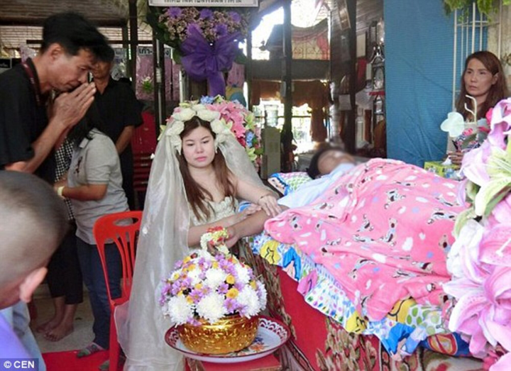 Cô gái làm lễ cưới ngay trong đám tang bạn trai khiến không ai cầm được nước mắt - 1