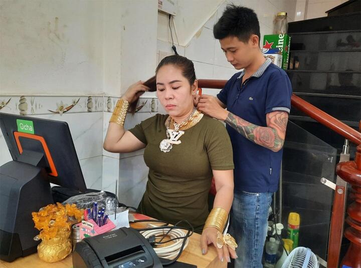 'Nữ đại gia' tiết lộ lý do đeo 70 cây vàng khi bán bò nướng - 1