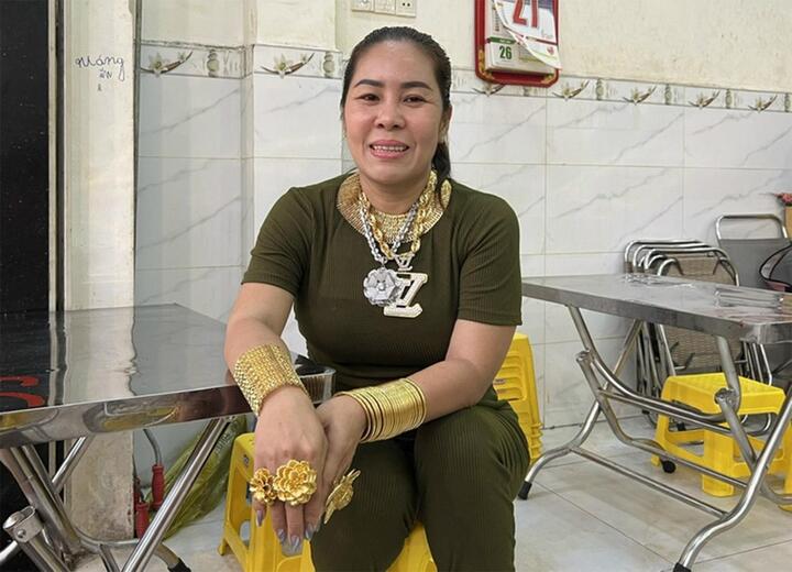 'Nữ đại gia' tiết lộ lý do đeo 70 cây vàng khi bán bò nướng - 2