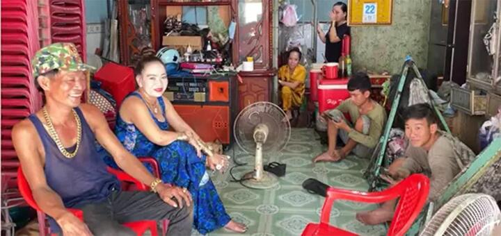 'Nữ đại gia' tiết lộ lý do đeo 70 cây vàng khi bán bò nướng - 3