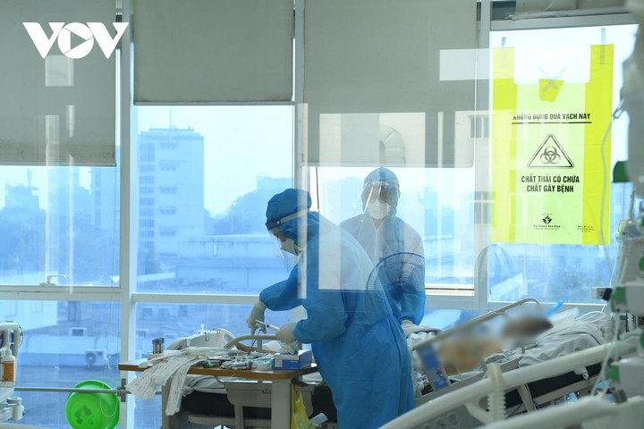 Đã đến lúc sống chung an toàn với COVID-19? - 1