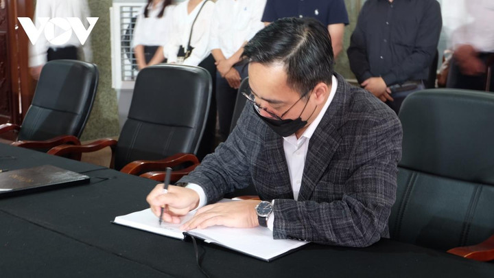 Lãnh đạo Đài Tiếng nói Việt Nam viếng PCT Thường trực UBND TP.HCM Lê Hòa Bình - 2