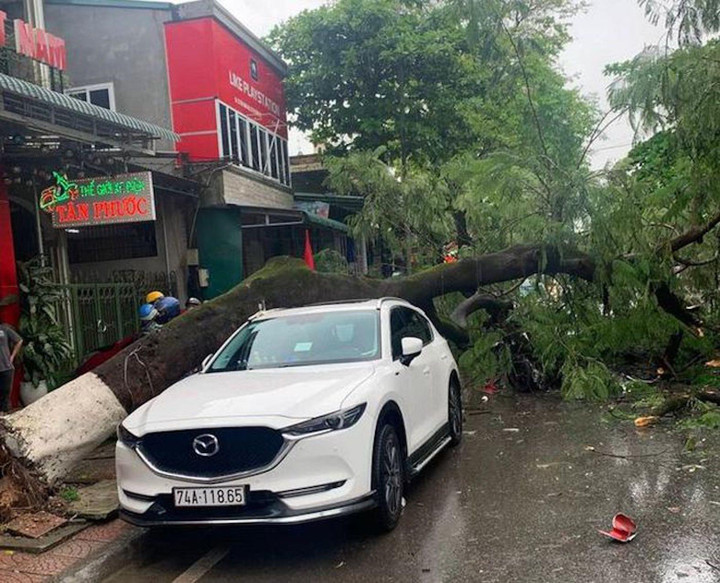 Mưa lũ miền Trung: Thuỷ điện tại Huế xả lũ, nhiều nơi ở Quảng Trị bị chia cắt - 2