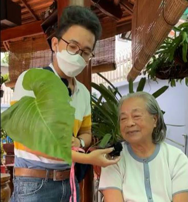 Rau muống khổng lồ lá to bằng cái mâm ở Bình Dương khiến dân mạng thích thú - 1