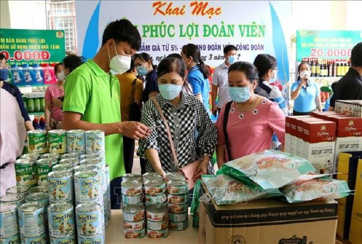 Công nhân TP.HCM chật vật giữa bão giá: Mỏi mòn chờ nâng lương tối thiểu vùng - 1