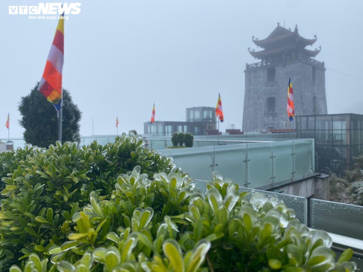 Nhiệt độ xuống dưới 0 độ C, đỉnh Fansipan xuất hiện băng giá dày đặc - 3