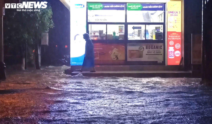 Ảnh: Nhiều tuyến phố Đà Nẵng ngập sâu, dân nháo nhào chạy lụt trong đêm - 11