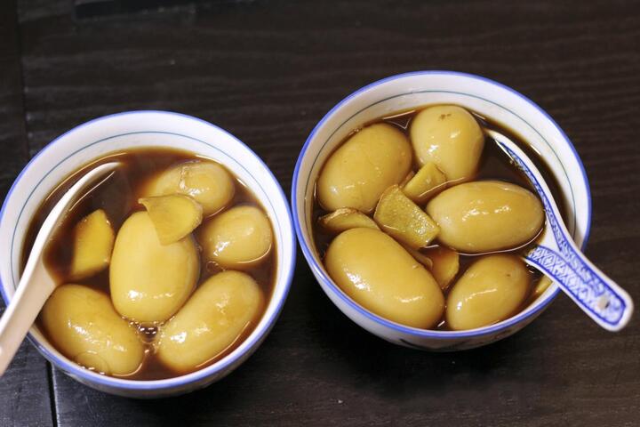 Bánh quả nhót xào mật, vừa đơn giản vừa thơm ngon cho ngày Tết Hàn thực - 1