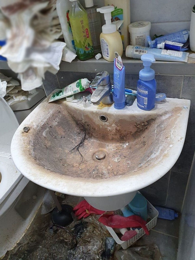 Căn phòng bẩn đến mức khó tin có người ở, sốc hơn khi nhìn ảnh sau 7 giờ dọn dẹp - 4