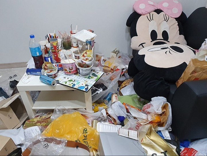 Căn phòng bẩn đến mức khó tin có người ở, sốc hơn khi nhìn ảnh sau 7 giờ dọn dẹp - 2