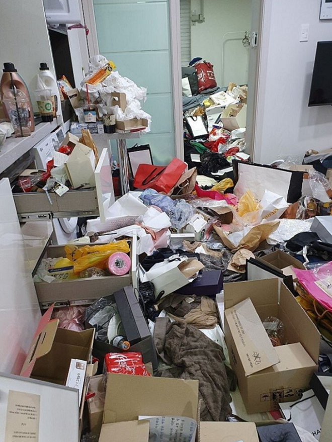 Căn phòng bẩn đến mức khó tin có người ở, sốc hơn khi nhìn ảnh sau 7 giờ dọn dẹp - 1