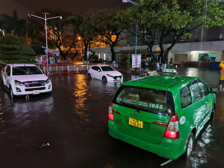 Ảnh: Nhiều tuyến phố Đà Nẵng ngập sâu, dân nháo nhào chạy lụt trong đêm - 4