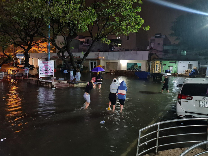 Ảnh: Nhiều tuyến phố Đà Nẵng ngập sâu, dân nháo nhào chạy lụt trong đêm - 5