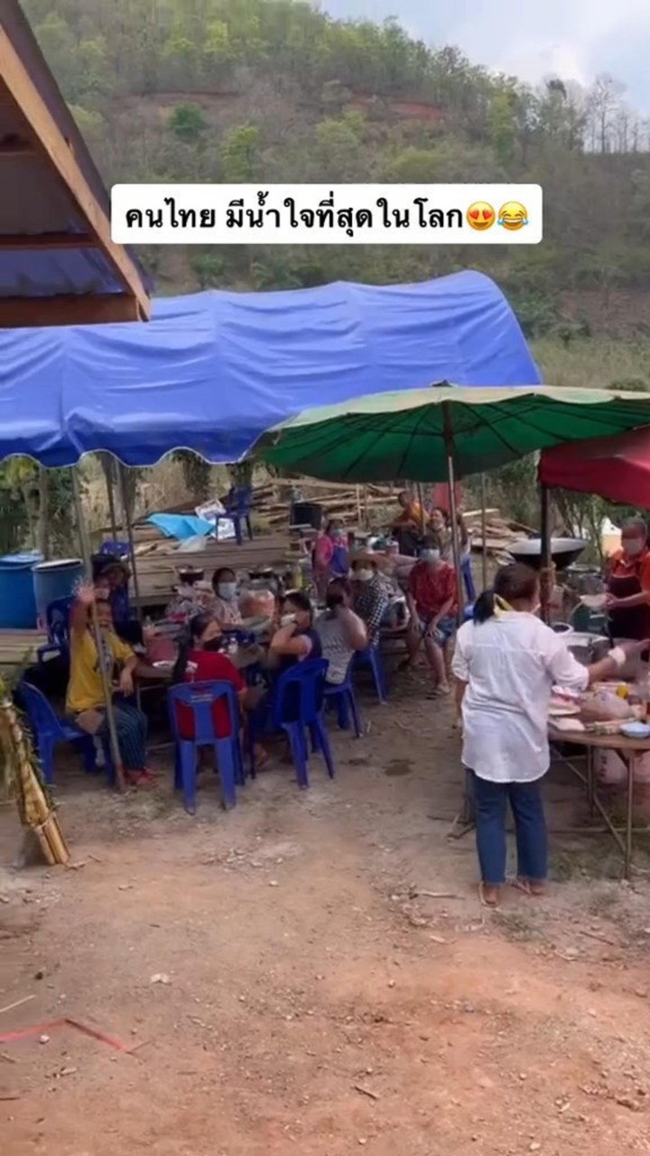 Du khách đi phượt thấy đám cưới tưởng quán ăn liền ghé vào và cái kết bất ngờ - 2