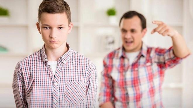 6 thói quen xấu của người cha mà trẻ rất dễ học theo - 1