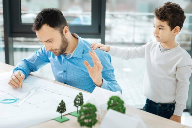 6 thói quen xấu của người cha mà trẻ rất dễ học theo - 2