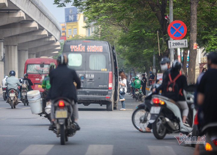 Cảnh sát hóa trang ghi hình xe khách vi phạm, tài xế hết đường chối - 3