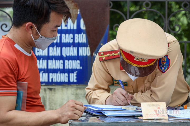Cảnh sát hóa trang ghi hình xe khách vi phạm, tài xế hết đường chối - 5