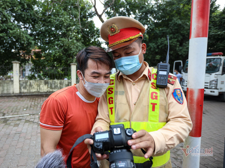 Cảnh sát hóa trang ghi hình xe khách vi phạm, tài xế hết đường chối - 4