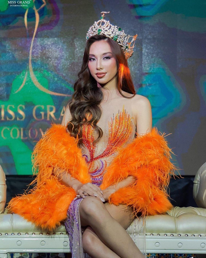 Thuỳ Tiên đẹp lộng lẫy tựa 'nữ thần' với váy lông vũ - 9